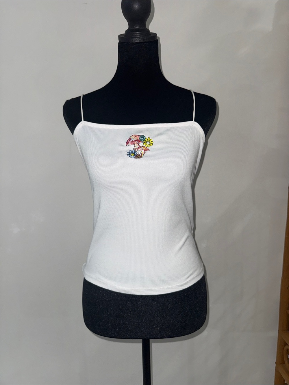Faded Rose White Embroidered Spaghetti Strap Top Size Large